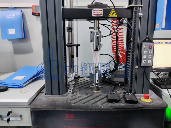 中鋼國檢檢測實驗室，土工布拉伸試驗中